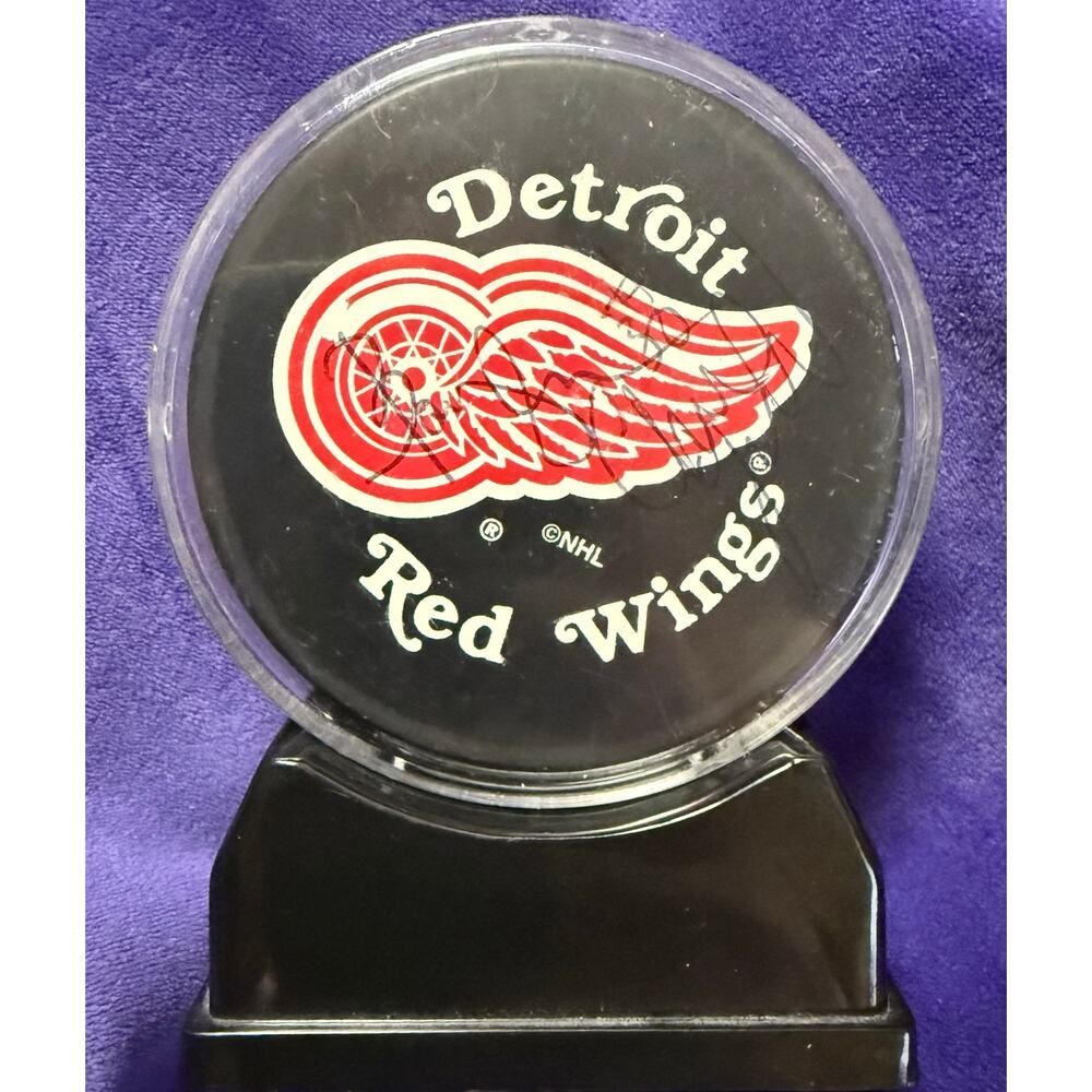 Detroit Red Wings Multi Signed Hockey Puck Osgood Fedorov Devereaux not verified